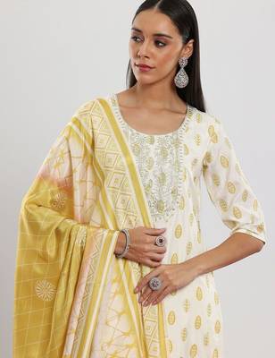 women ethnic motifs printed regular sequinned kurta with trousers & with dupatta 2