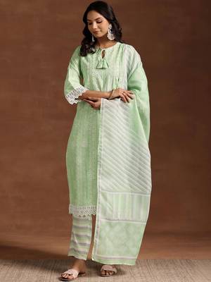 women ethnic motifs embroidered regular thread work kurta with trousers & with dupatta 2