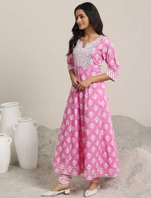 women ethnic motifs printed panelled thread work kurta with churidar & with dupatta 4