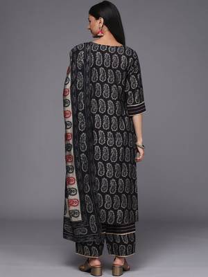 women ethnic motifs printed regular kurta with trousers & with dupatta 4