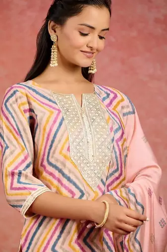 women printed regular thread work kurta with trousers & with dupatta