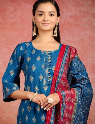 women printed regular kurta with trousers & with dupatta 4