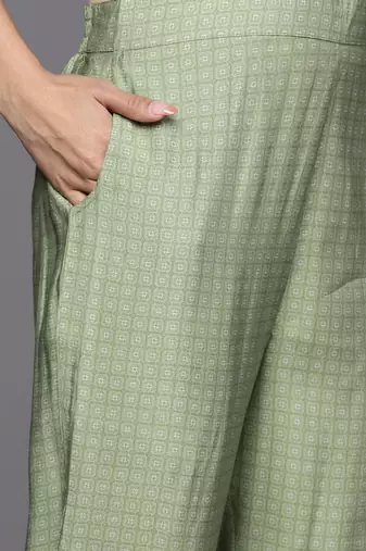 women floral printed regular kurta with trousers & with dupatta