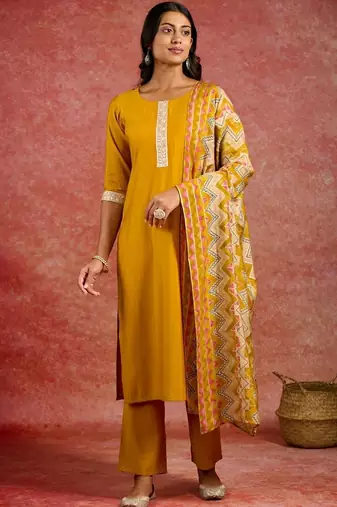women embroidered regular thread work kurta with trousers & with dupatta