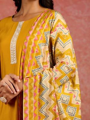 women embroidered regular thread work kurta with trousers & with dupatta 3