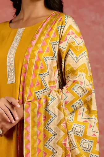 women embroidered regular thread work kurta with trousers & with dupatta