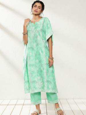 women ethnic motifs printed regular kurta with trousers 2
