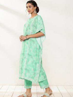 women ethnic motifs printed regular kurta with trousers 3
