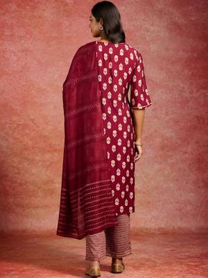 women ethnic motifs printed regular kurta with trousers & with dupatta 5