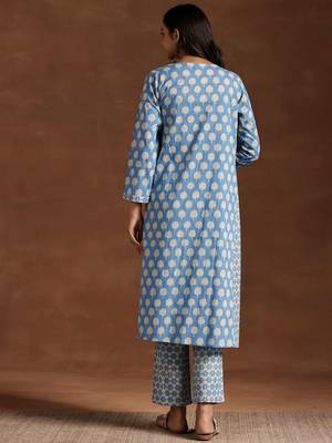 women ethnic motifs printed regular kurta with trousers 4