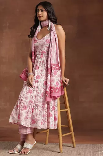 women floral printed tiered kurti with trousers & with dupatta