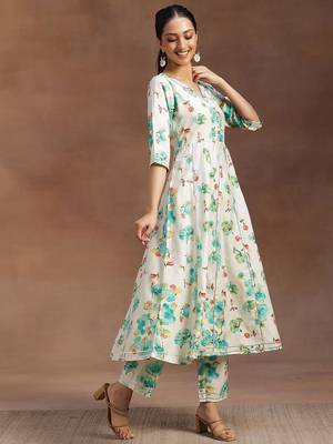 women floral printed panelled kurta with trousers 3