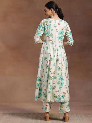women floral printed panelled kurta with trousers 4