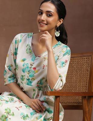 women floral printed panelled kurta with trousers 6