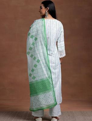 women ethnic motifs printed regular kurta with trousers & with dupatta 2