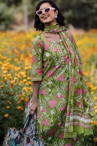 women floral printed regular kurta with salwar & with dupatta