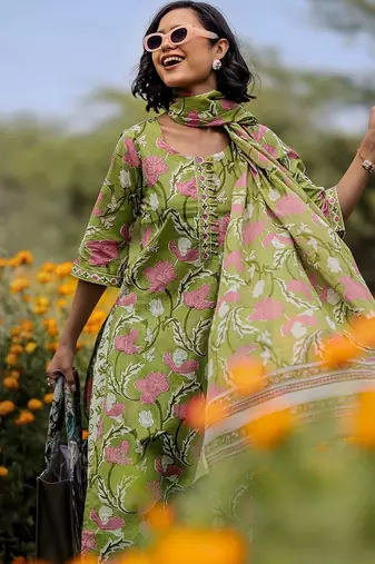 women floral printed regular kurta with salwar & with dupatta
