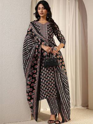 women ethnic motifs printed regular thread work kurta with trousers & with dupatta 1