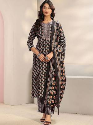 women ethnic motifs printed regular thread work kurta with trousers & with dupatta 2