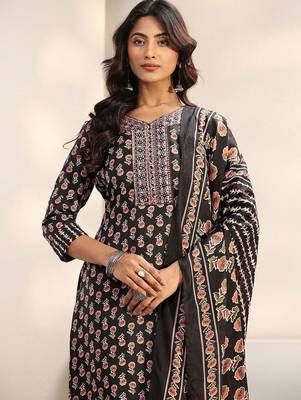 women ethnic motifs printed regular thread work kurta with trousers & with dupatta 4