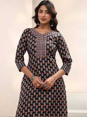 women ethnic motifs printed regular thread work kurta with trousers & with dupatta 7