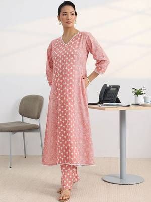 women ethnic motifs printed regular kurta with trousers & with dupatta 2