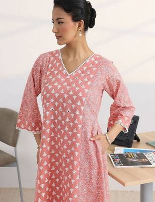women ethnic motifs printed regular kurta with trousers & with dupatta 3