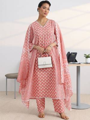 women ethnic motifs printed regular kurta with trousers & with dupatta 4
