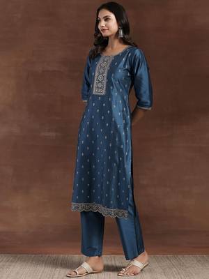 floral embroidered straight sequinned kurta with trousers & dupatta 4