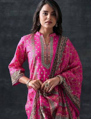 women ethnic motifs printed regular kurta with trousers & with dupatta 5