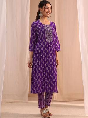 women ethnic motifs printed regular thread work kurta with trousers & with dupatta 3