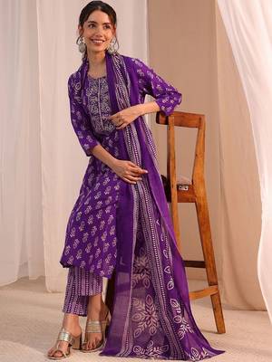 women ethnic motifs printed regular thread work kurta with trousers & with dupatta 6
