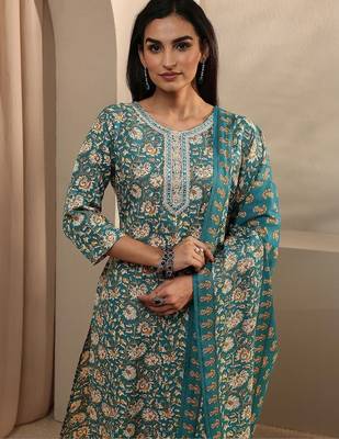 women floral printed regular thread work kurta with trousers & with dupatta 4