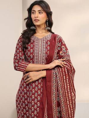women ethnic motifs printed regular thread work kurta with trousers & with dupatta 3