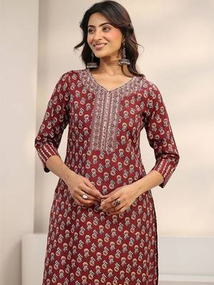 women ethnic motifs printed regular thread work kurta with trousers & with dupatta 4