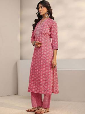 women ethnic motifs printed regular thread work kurta with trousers & with dupatta 2