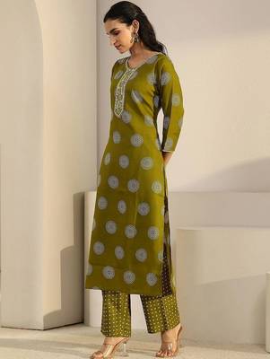 women ethnic motifs printed regular thread work kurta with trousers & with dupatta 3