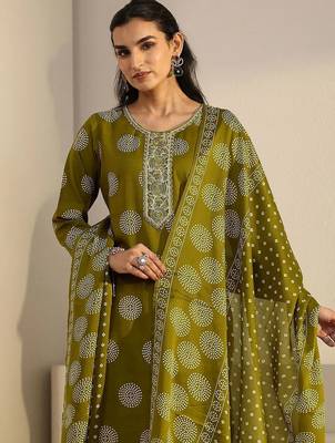 women ethnic motifs printed regular thread work kurta with trousers & with dupatta 4