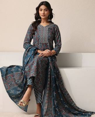 women ethnic motifs printed regular thread work kurta with trousers & with dupatta 1