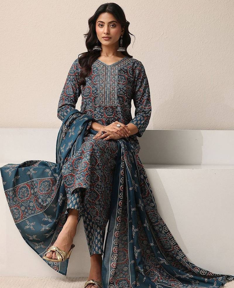 women ethnic motifs printed regular thread work kurta with trousers & with dupatta