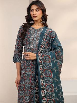 women ethnic motifs printed regular thread work kurta with trousers & with dupatta 4