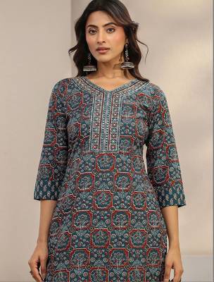 women ethnic motifs printed regular thread work kurta with trousers & with dupatta 7