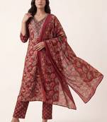 women floral printed regular thread work kurta with trousers & with dupatta