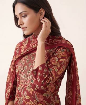 women floral printed regular thread work kurta with trousers & with dupatta 3