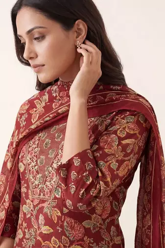 women floral printed regular thread work kurta with trousers & with dupatta