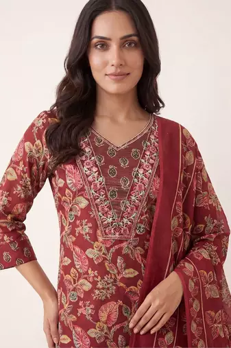 women floral printed regular thread work kurta with trousers & with dupatta