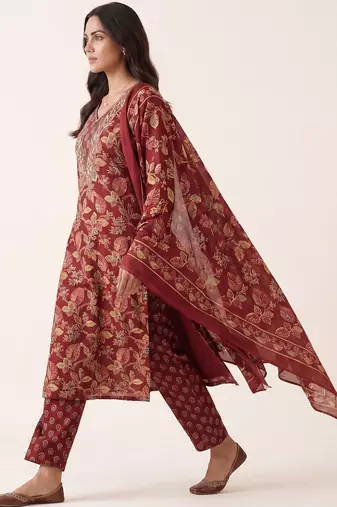 women floral printed regular thread work kurta with trousers & with dupatta