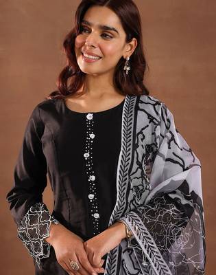 round neck panelled beads work straight kurta with trousers & dupatta 3