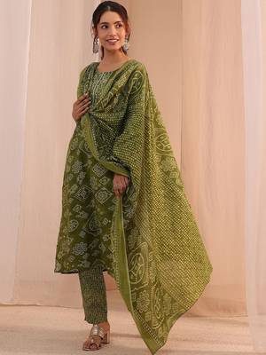 women ethnic motifs printed regular thread work kurta with trousers & with dupatta 1