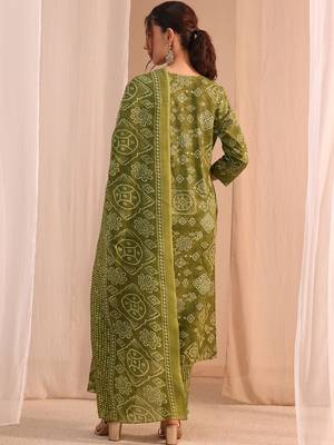 women ethnic motifs printed regular thread work kurta with trousers & with dupatta 2